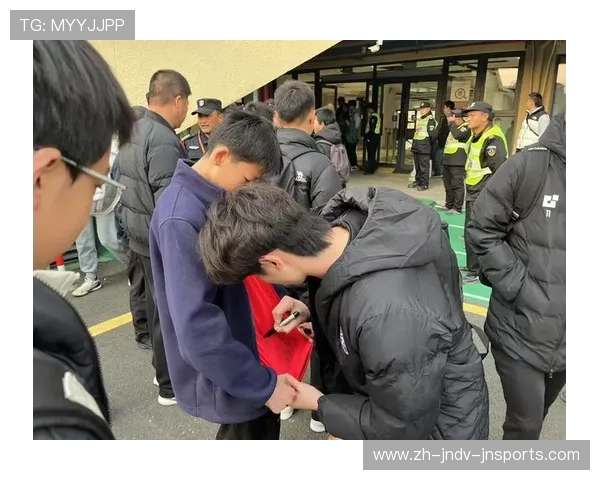 足球隔离带是否有效区分球员通道与观众流线以确保赛事秩序 足球隔离带是否有效区分球员通道与观众流线以确保赛事秩序